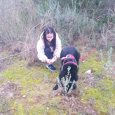 Chica con cuerda y perro mantrailing